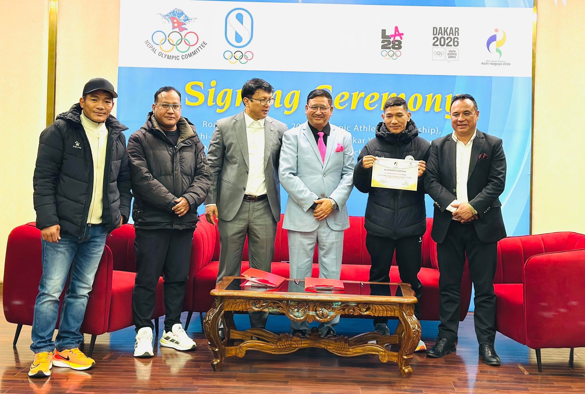 एशियन गेम्स २०२६ तयारीका लागि बक्सिङ खेलाडी चन्द्र बहादुर थापालाई ओलम्पिक कमिटीको छात्रवृत्ति