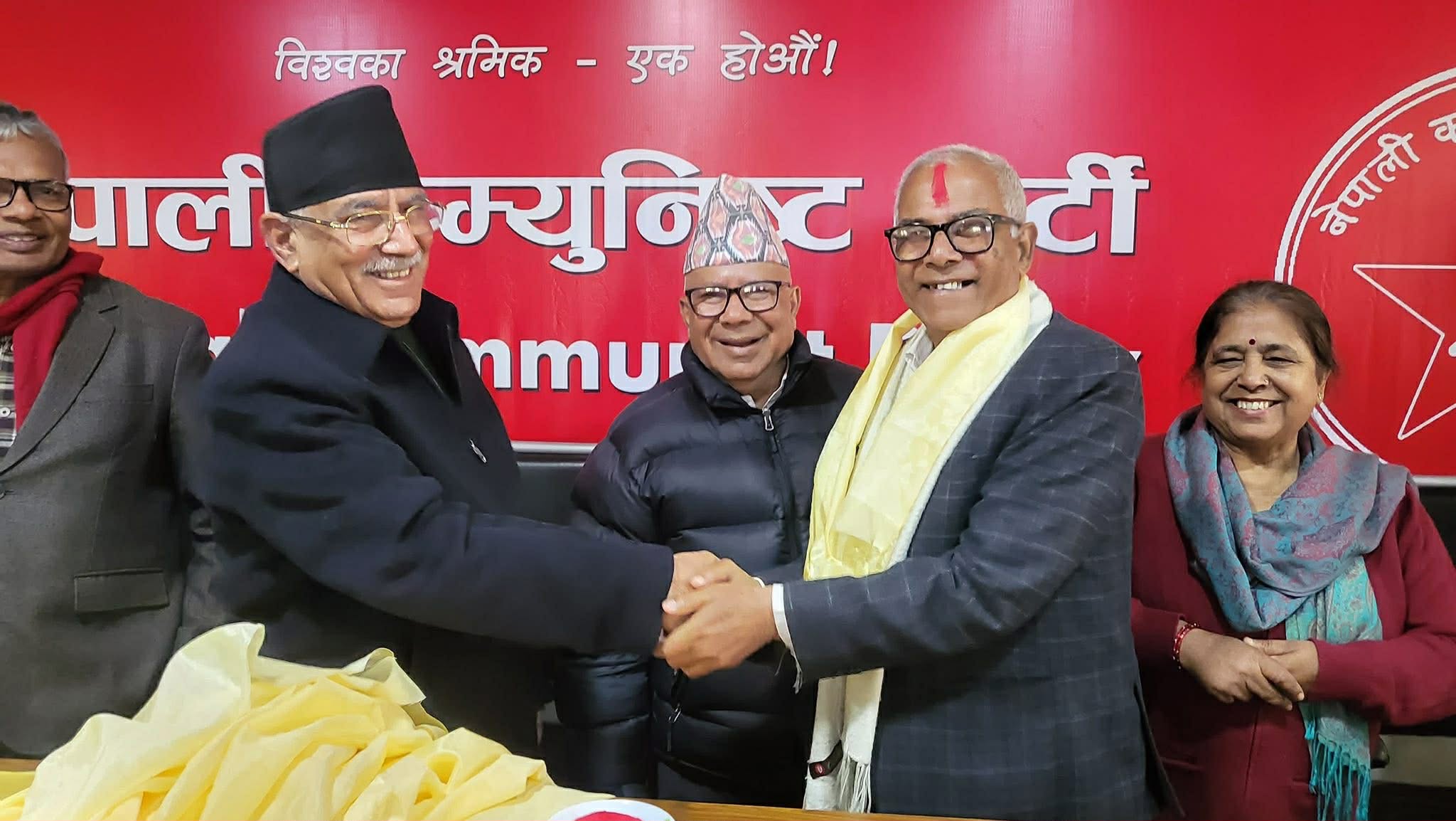 चर्चित नेता प्रल्हाद गिरिसहित चार दर्जन बढी एमाले नेता तथा जनप्रतिनिधि नेकपामा प्रवेश