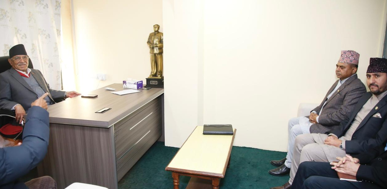 आगलागीबाट क्षतिग्रस्त नेकपा कार्यालयको अनुगमन, क. प्रचण्डसँग अन्तरिम सरकारका मन्त्रीद्वयको भेट