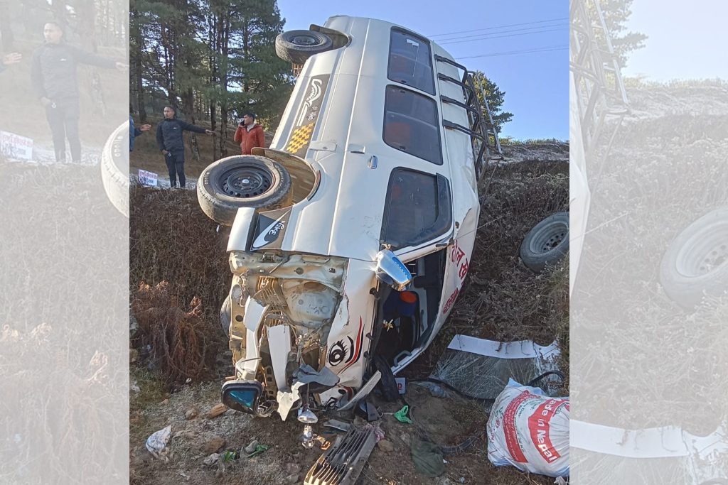 दोलखाको खरिढुङ्गामा भ्यान दुर्घटना हुँदा तीन जना घाइते