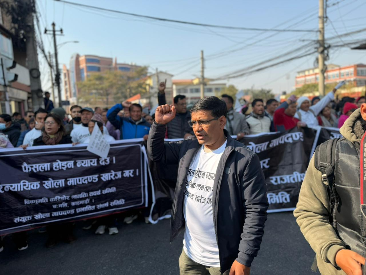 नदी किनारका जनतालाई सुकुम्वासी नबनाऊ भन्दै पीडितसँगै सडकमा निस्किए दीपशिखा