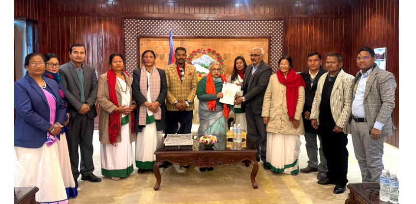 थारू समुदायका प्रतिनिधिले प्रधानमन्त्रीलाई दिए माघीको निम्तो